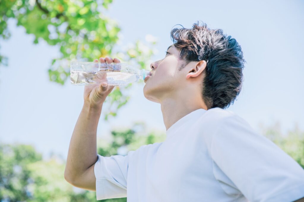 水を飲む男性の写真